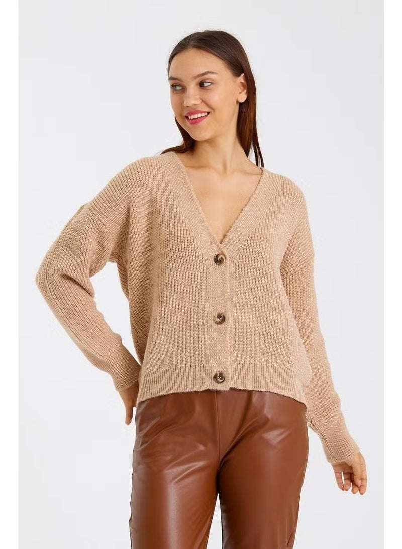 Odelon Buttoned V-Neck Oversize Women's Beige Knitted Cardigan - Image 4